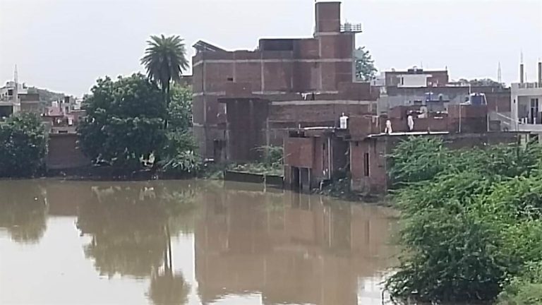 कानपुर: भारी बारिश और गंगा के जलस्तर बढ़ने से उफान पर है पांडु नदी