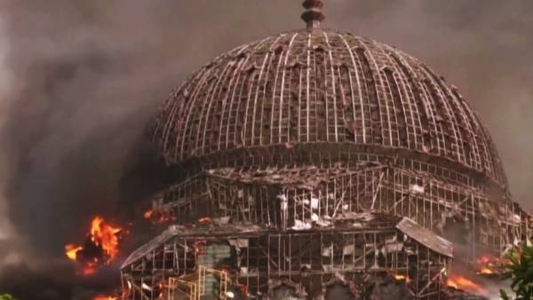 जकार्ता में इस्लामिक सेंटर मस्जिद का विशाल गुंबद भीषण आग लगने के कारण गिरा