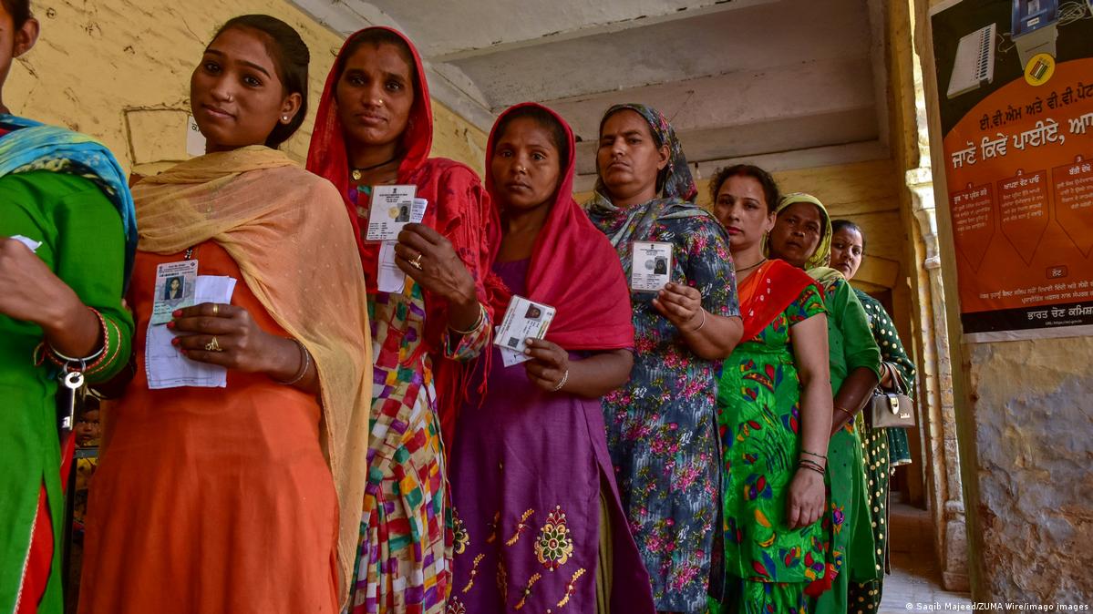 गुजरात- वोट ना देने वालों को सार्वजनिक रूप से चिन्हित करने के चुनाव आयोग के कदम का हो रहा विरोध