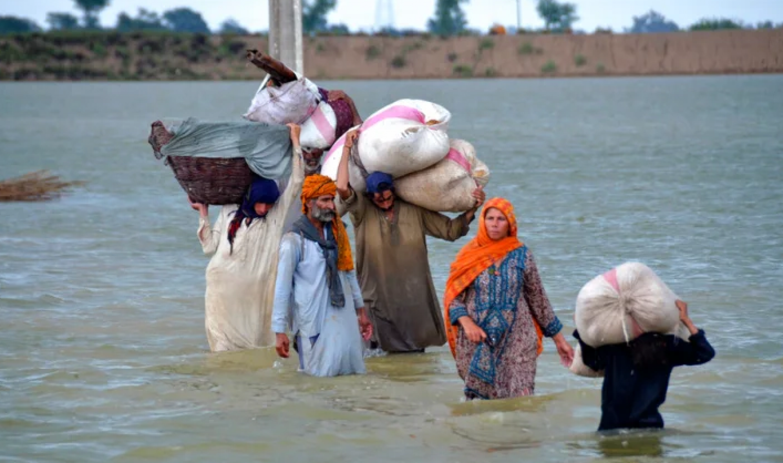पाकिस्‍तान -बाढ़ में अब तक 1700 से अधिक लोगों की जान जा चुकी, लाखों लोग हुए बेघर