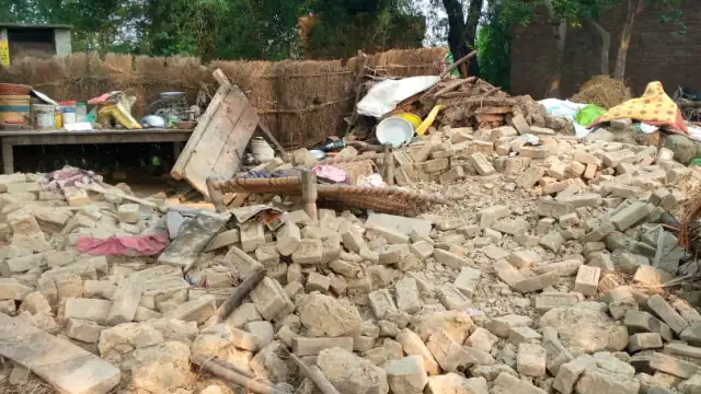 उत्तर प्रदेश- मकान ढहाने पर मलबे के नीचे दबा परिवार, हादसे में महिला की मौत