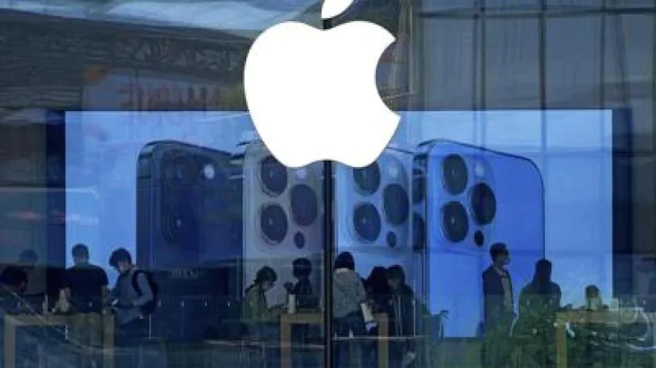 चीन में दुनिया के सबसे बड़े आईफोन प्लांट में श्रमिकों का उपद्रव हुआ बेकाबू