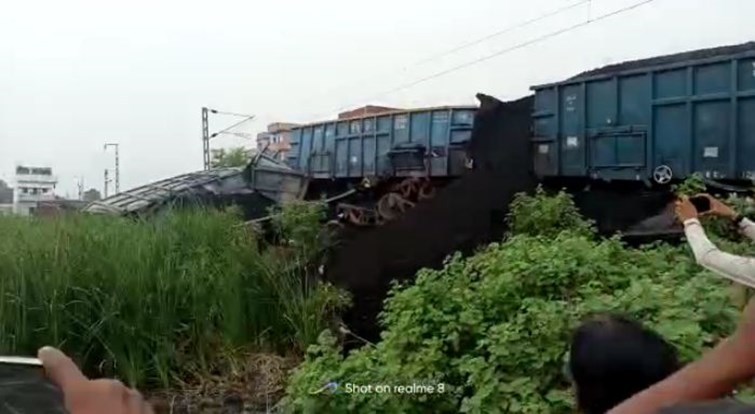 यूपी -मालगाड़ी की 5 बोगी पटरी से उतरी, झांसी कानपुर रूट की कई ट्रेन हुई प्रभावित