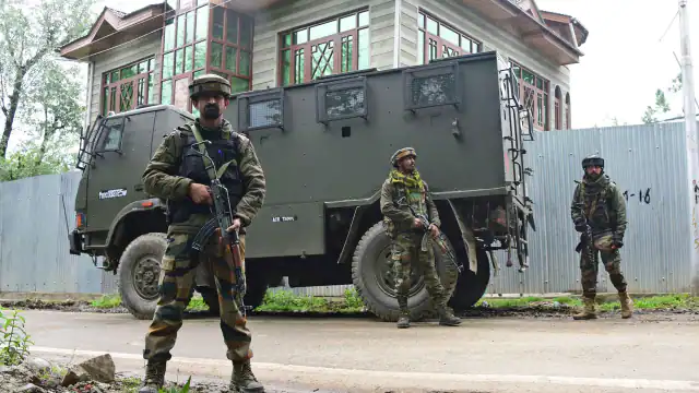 जम्मू-कश्मीर में सुरक्षा बलों को मिली बड़ी कामयाबी, मुठभेड़ में आतंकियों को मार गिराया