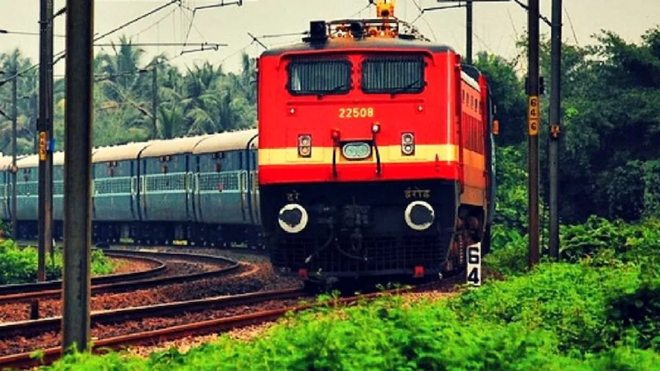 मौसम के चलते रेलवे ने आज कई ट्रेनों को किया रद, यात्रा करने से पहले चेक कर लें ट्रेन का रनिंग स्टेटस