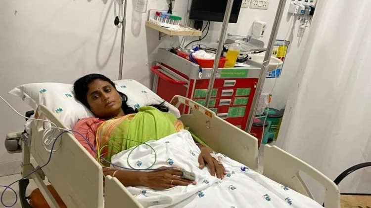 YSRTP प्रमुख वाईएस शर्मिला की भूख हड़ताल में बैठने के बाद बिगड़ी हालत, अपोलो अस्पताल में भर्ती