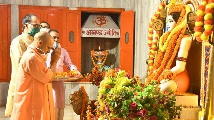 मुख्यमंत्री योगी आदित्यनाथ ने गोरखनाथ मंदिर व मेला परिसर का लिया जायजा