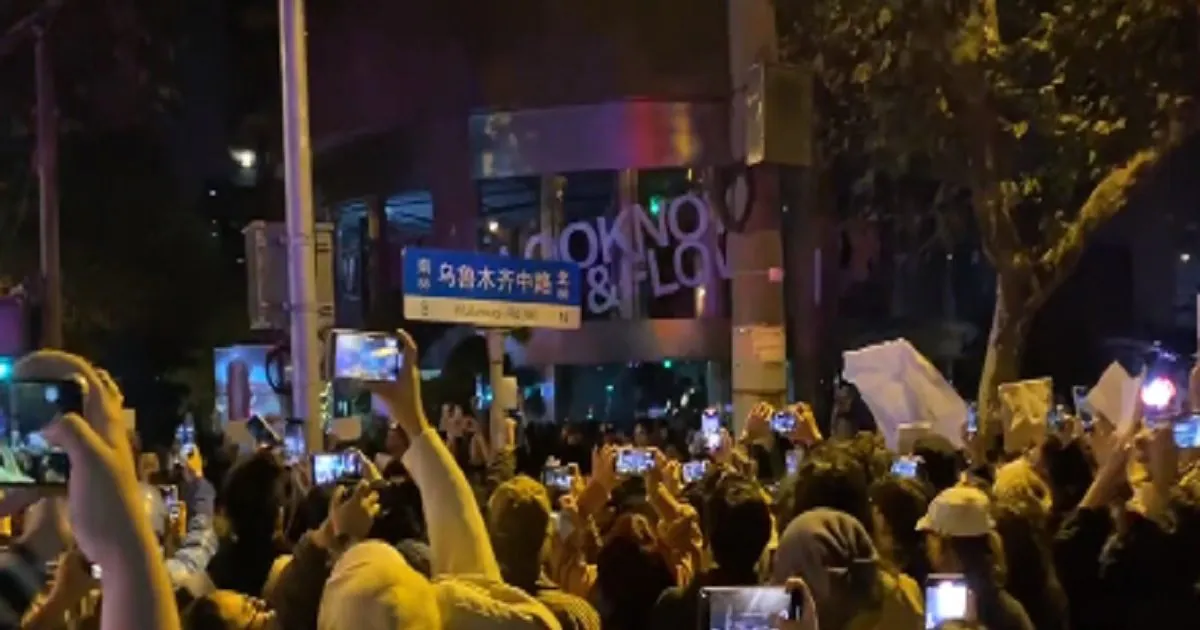 जीरो कोविड नीति की पोल खुलने के बाद बौखलाया चीन, विरोध प्रदर्शन करने वालों पर जमकर किया अत्याचार