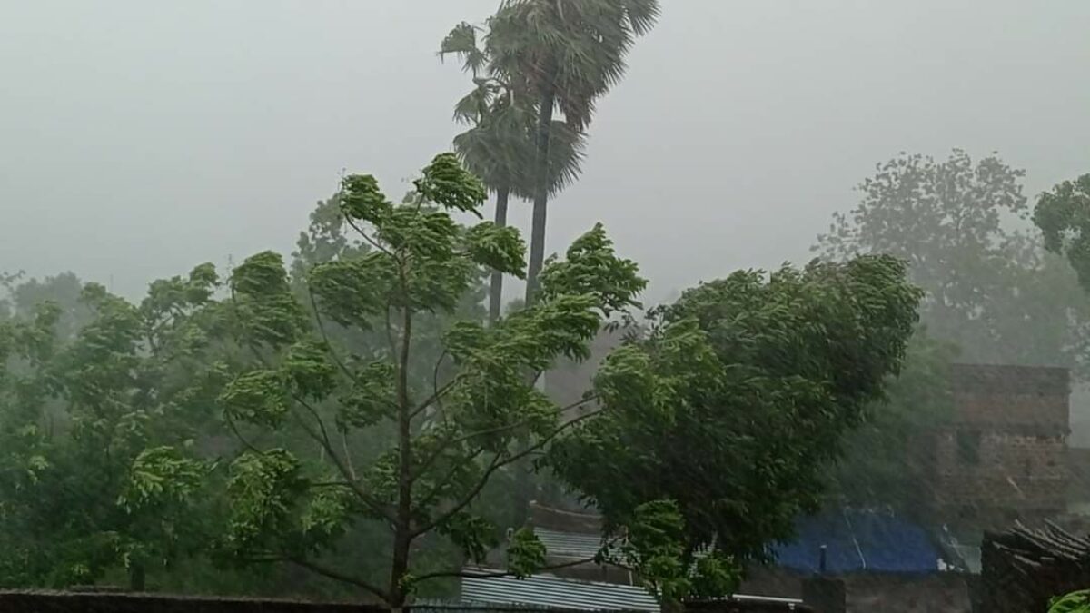 पटना में शनिवार सुबह से बादल घुमड़ने लगे और हल्की बारिश हुई शुरू, बूंदाबांदी ने कंपकंपी बढ़ाई   