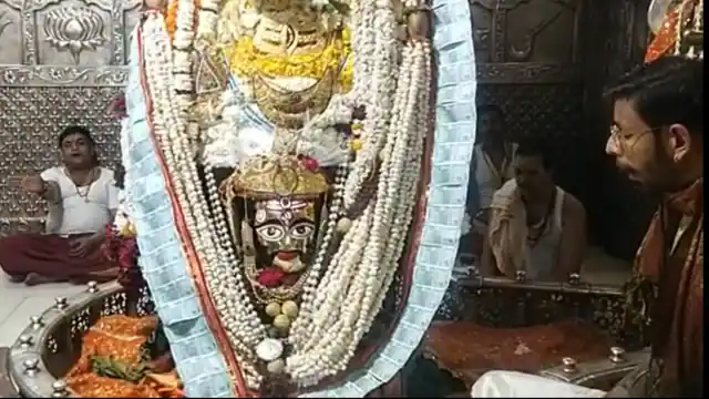 Photo of  उज्जैन में लोग बड़ी संख्या में माथा टेकते देखे गए , महाकालेश्वर मंदिर में हुई भस्म आरती..