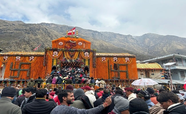 Badrinath Dham के कपाट खुलने के अवसर पर करीब 10 हजार से अधिक श्रद्धालु दर्शन करने पहुंचे