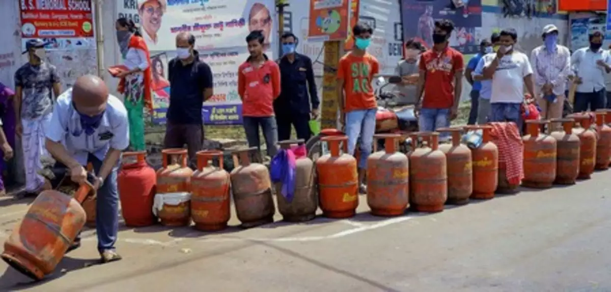 Photo of रसोई गैस सिलेंडर की डोर-टू-डोर डिलीवरी में उपभोक्ताओं को चूना लगाया जा रहा..