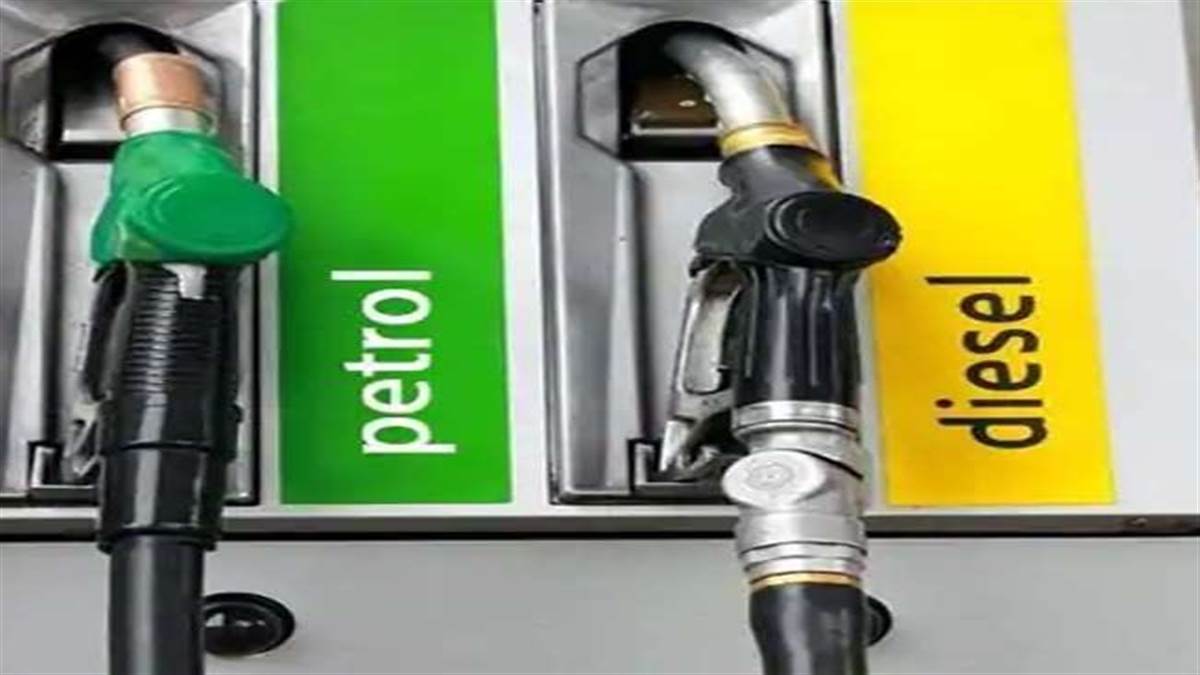 पाकिस्तान में सरकार ने अंतरराष्ट्रीय तेल दर में गिरावट के बाद पेट्रोल और डीजल के दामों में भारी कटौती की