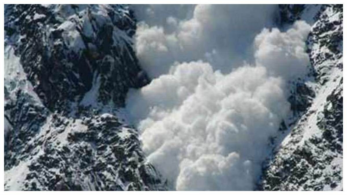 नेपाल के दार्चुला जिले में हिमस्खलन में दबे लोगों की तलाश जारी..