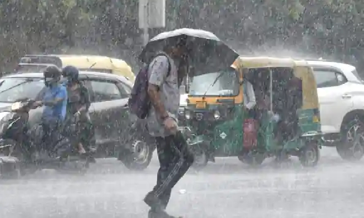 दिल्ली-एनसीआर पर मानसून की दस्तक के बाद से लगातार बारिश हो रही, येलो अलर्ट हुआ जारी