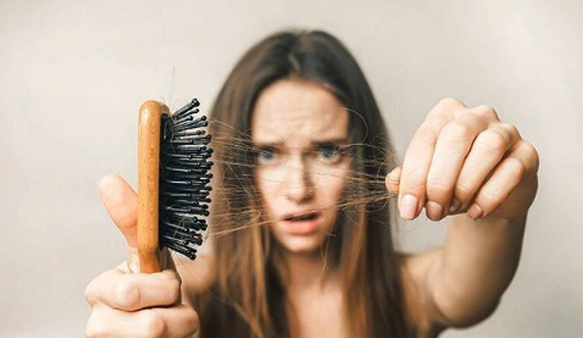 रूखे-सूखे बालों की समस्या से जूझ रहे हैं तो इस तेल का करें इस्तेमाल