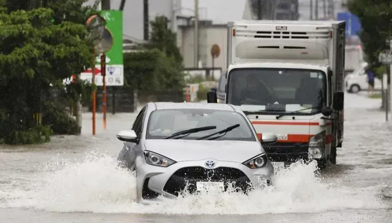 जापान के दक्षिण-पश्चिमी द्वीप क्यूशू में मूसलाधार बारिश के कारण बाढ़ और भूस्खलन हुआ
