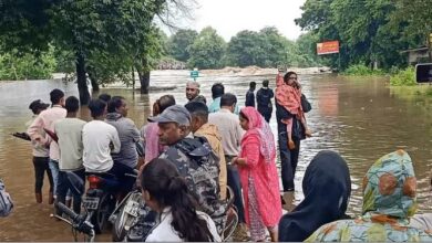 Photo of शहडोल में 10 घंटे से बारिश जारी, घरों में घुसा पानी, पुल से सात फीट ऊपर बह रही नदी