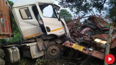 Photo of लखीमपुर खीरी में दर्दनाक हादसा: ट्रक से टकराई डीसीएम, चालकों समेत तीन की मौत, एक घायल