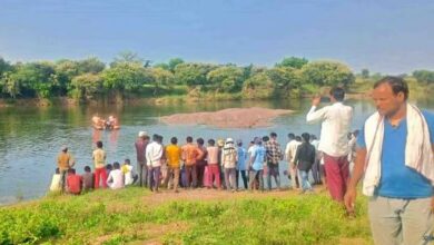 Photo of टीकमगढ़: जामनी नदी में मछली पकड़ने गए दो युवक डूबे, एक को सुरक्षित निकाला, दूसरा लापता