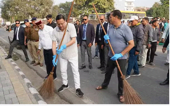 Photo of उत्तराखंड स्थापना दिवस: सीएम धामी ने देहरादून की सड़कों पर लगाई झाड़ू