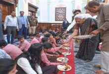 Photo of राज्यपाल आनंदीबेन पटेल ने बच्चों के साथ मनाया जन्मदिन, परोसा भोजन