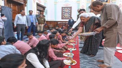 Photo of राज्यपाल आनंदीबेन पटेल ने बच्चों के साथ मनाया जन्मदिन, परोसा भोजन