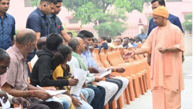 Photo of जनता दर्शन: गोरखनाथ मंदिर में सीएम योगी ने 200 लोगों की समस्याएं सुनीं