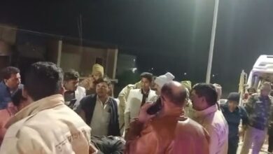 Photo of ट्रक में पीछे से घुसी मिनी बस, चालक की मौत और 22 श्रद्धालु घायल