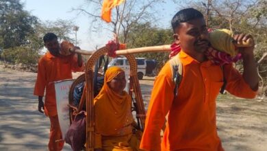 Photo of बदायूं के श्रवण कुमार: बेटों ने मां को कांवड़ में बैठाकर कराई चारधाम यात्रा