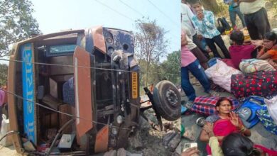 Photo of यात्रियों से भरी डबलडेकर बस अनियंत्रित होकर पलटी, 16 यात्री घायल; चार मेडिकल कॉलेज के लिए रेफर