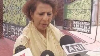 Photo of लेफ्टिनेंट विनय नरवाल के परिवार से मिलीं रेणु भाटिया, आतंकवाद के खिलाफ की सख्त कार्रवाई की मांग