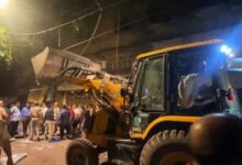 Photo of दिल्ली: सरोजिनी नगर मार्केट में सैकड़ों दुकानों पर चला बुलडोजर…