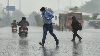 Photo of दिल्ली में बदला मौसम का मिजाज, तेज आंधी और बारिश से तापमान में भारी गिरावट