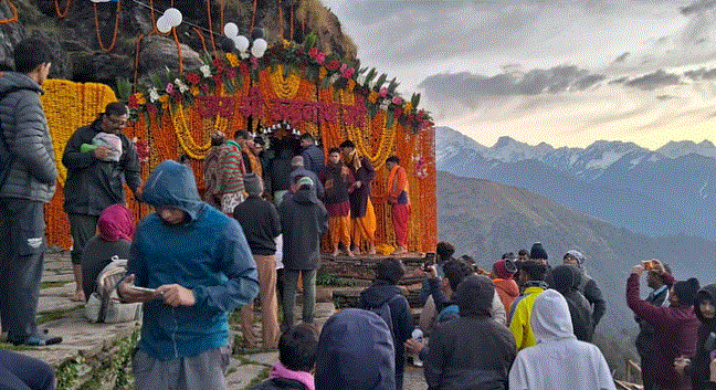 Photo of चतुर्थ केदार रुद्रनाथ मंदिर के कपाट खुले, लगे जयकारे…पावन पल के साक्षी बने सैकड़ों श्रद्धालु