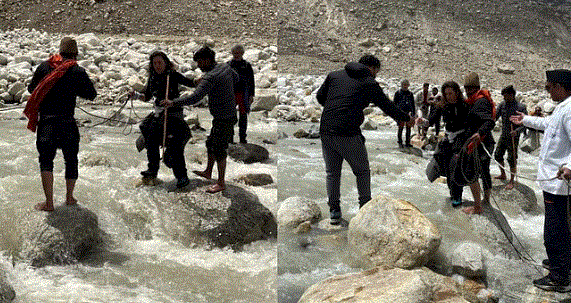 Photo of खतरा…जान जोखिम में डालकर रस्सी के सहारे भागीरथी पार कर गोमुख जा रहे पर्यटक, नहीं बनी पुलिया