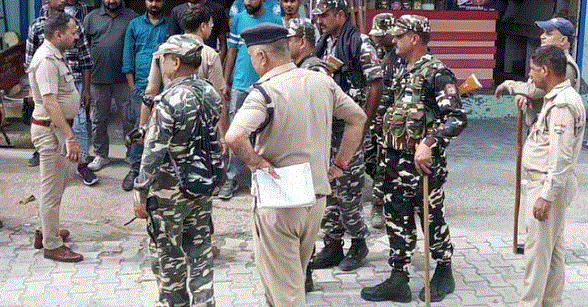 Photo of  देहरादून : पुलिस अलर्ट, 451 लोगों के चालान और 115 संदिग्धों से पूछताछ
