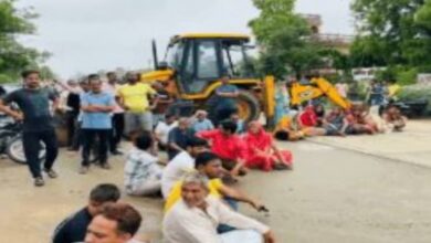 Photo of सड़कों की खस्ता हालत पर फूटा लोगों का गुस्सा, रायपुरा में जलभराव और गड्ढों से परेशान होकर रोड जाम किया