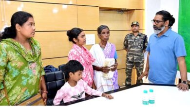 Photo of सीएम हेमंत ने शहीद आरक्षी सुनील धान के परिजनों को दी आर्थिक मदद, अनुकंपा नौकरी का प्रस्ताव भी दिया