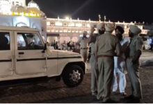 Photo of श्री हरमंदिर साहिब के पास एक व्यक्ति ने फाड़ा गुटका साहिब