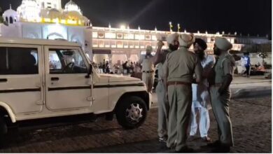 Photo of श्री हरमंदिर साहिब के पास एक व्यक्ति ने फाड़ा गुटका साहिब