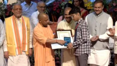 Photo of सीएम योगी ने मेधावियों को एक लाख रुपये, टैबलेट और प्रशस्ति पत्र देकर किया सम्मानित
