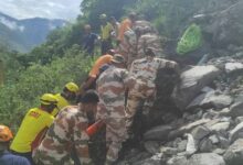 Photo of ऋषिकेश-बदरीनाथ हाईवे पर हादसा: टेंपो-ट्रेवलर नदी में गिरा, एक ही परिवार 17 लोग थे सवार, दो की मौत
