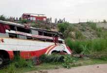 Photo of आगरा-लखनऊ एक्सप्रेस वे पर बड़ा हादसा, डबल डेकर बस बेकाबू हो रेलिंग तोड़ नीचे गिरी