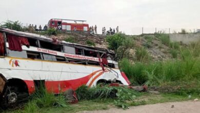 Photo of आगरा-लखनऊ एक्सप्रेस वे पर बड़ा हादसा, डबल डेकर बस बेकाबू हो रेलिंग तोड़ नीचे गिरी