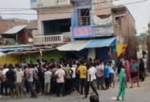 Photo of यूपी: घर में मिली परिवार के तीन लोगों की लाश, छह माह का बच्चा और बुजुर्ग महिला सुरक्षित