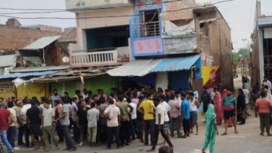 Photo of यूपी: घर में मिली परिवार के तीन लोगों की लाश, छह माह का बच्चा और बुजुर्ग महिला सुरक्षित