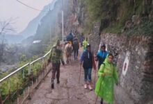 Photo of चारधाम यात्रा 24 घंटे के लिए स्थगित, भारी बारिश से यमुनोत्री हाईवे कई जगह बंद, श्रद्धालु फंसे