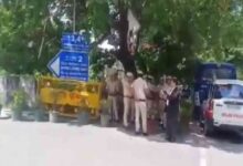 Photo of  दिल्ली के साकेत कोर्ट में वकीलों का धरना प्रदर्शन, भारी पुलिस बल तैनात!