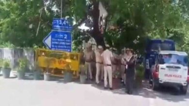 Photo of  दिल्ली के साकेत कोर्ट में वकीलों का धरना प्रदर्शन, भारी पुलिस बल तैनात!